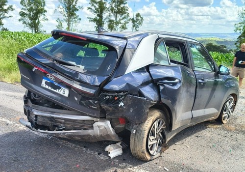Roda se solta de caminhonete na BR-354, provoca engavetamento e deixa idoso de 75 anos ferido