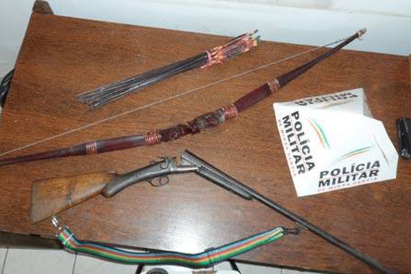 PM apreende espingarda, arco e flechas em Lagamar após denúncia de agressão à mulher