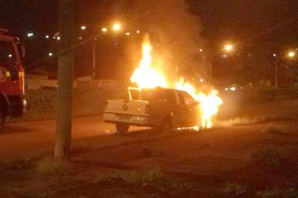 Após pequeno incidente, pick up se incendeia na Avenida Fátima Porto