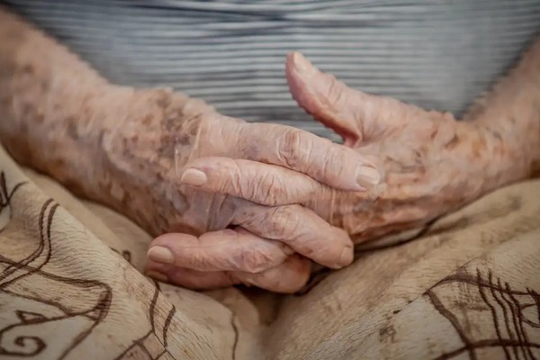 Brasileiros centenários: envelhecimento acelerado desafia o país