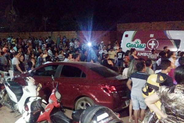 Corpos de irmãos assassinados chegam a Grajaú e multidão se despede dos estudantes 