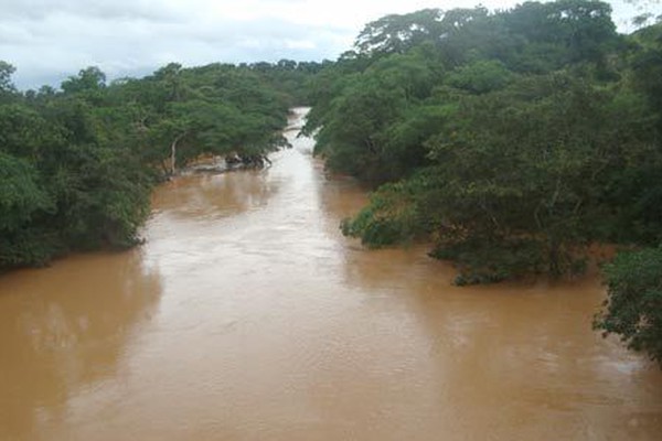 Rio Paranaíba atinge quase 8 metros acima do normal e já começa a preocupar