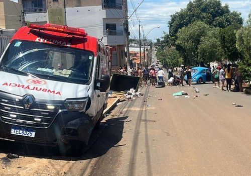 Idoso inabilitado avança parada, bate em ambulância do Samu e deixa três feridos, em Carmo do Paranaíba