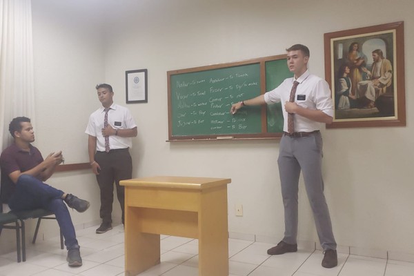 Missionários disponibilizam programa de aprendizagem de inglês gratuito para a comunidade patense