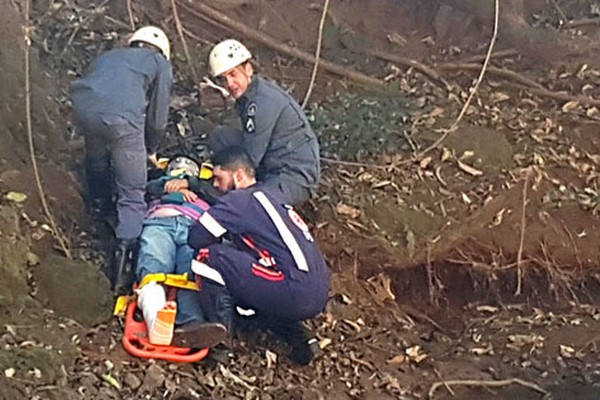 Corpo de Bombeiros e Samu resgatam aposentado que caiu de barranco de mais de 5 metros
