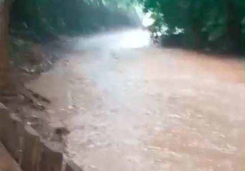 Estrada vira rio e forma cachoeira em propriedade rural de Patos de Minas; veja