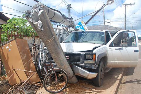 Caminhão carregado de melancia perde o freio, atinge bicicletas e derruba poste no Caramuru