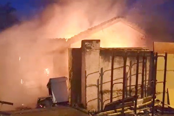 Incêndio na madrugada consome residência e assusta moradores em Patos de Minas