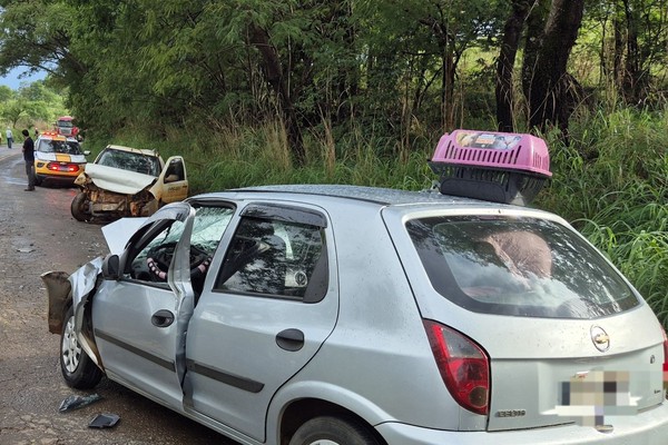 Veículos batem de frente na MG 188, em Vazante e deixam três pessoas feridas