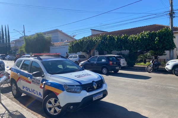 Criminosos invadem casa no Bairro Sobradinho, trancam médico e esposa no banheiro e fogem com caminhonete
