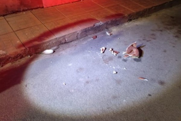 Mulher acaba presa após ir para a porta da rival e proferir ameaças e causar dano