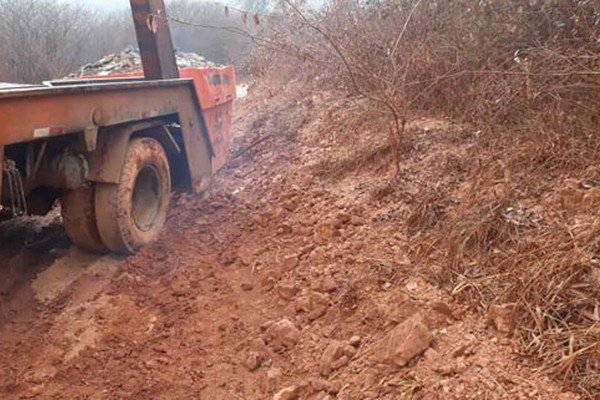 Sem manutenção, estradas viram atoleiros com início das chuvas em Patos de Minas