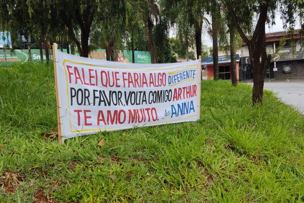 Cartaz pedindo namorado de volta em praça central de Patos de Minas chama a atenção