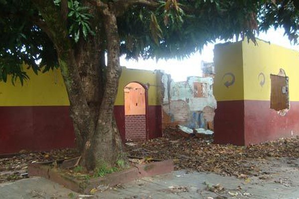 Bar abandonado na rua Carmo do Paranaíba se transforma em ponto de uso droga