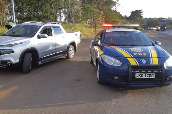 Motorista é preso em Patos de Minas e pick up roubada em SP é apreendida pela PRF