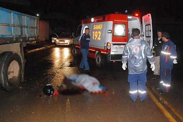 Jovem de 22 anos bate na traseira de carreta e morre no bairro Planalto