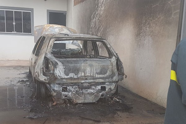 Fogo destrói carro em garagem de prédio e incêndio em lote vago pode ter sido a causa 