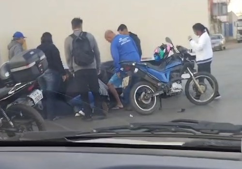 Motociclista de 20 anos fica ferido após caminhão tentar conversão em Patos de Minas
