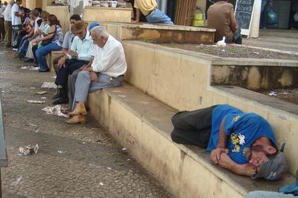 Mercado Municipal é tomado por urina e fezes dos moradores de rua