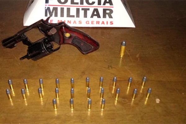 Após denúncia, garoto é apreendido com arma e diversas munições em Patrocínio