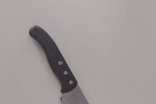 Morador de rua chama outro de “noiado” e por pouco briga não termina em tragédia; a faca foi apreendida