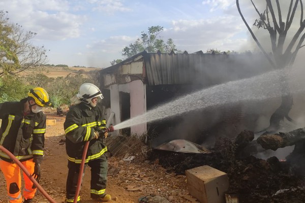 Respingos de solda causam incêndio em materiais recicláveis e assusta moradores em Patos de Minas