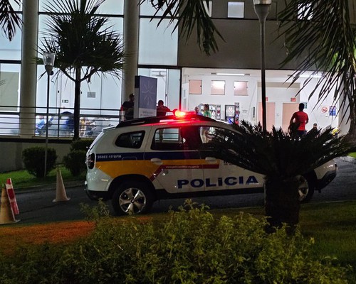 Homem é preso acusado de agredir companheira com capacete e pedaço de madeira