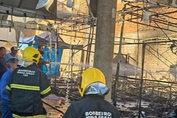 Incêndio destrói barracas de ambulantes, atinge construção e deixa rastro de destruição em Romaria