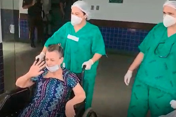Fé, emoção e alegria: paciente se recupera de Covid-19 após 21 dias internada em UTI