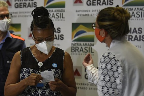 Técnica de enfermagem de 57 anos é a primeira a ser vacinada contra a covid-19 em Minas Gerais