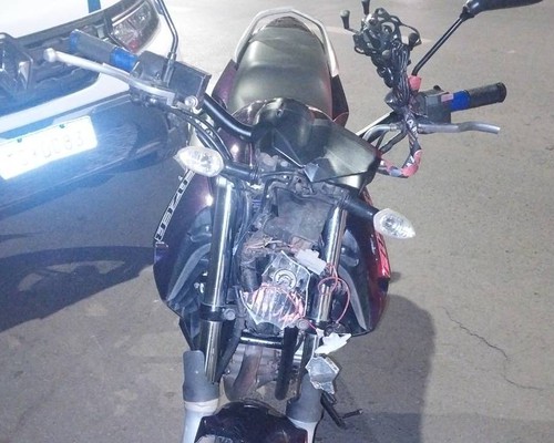 Motociclista fica ferido após bater em carro que fazia manobra de retorno na rua Major Gote