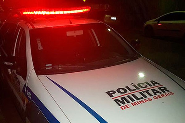 Criminosos armados assaltam bar e fogem levando dinheiro e pertences de clientes em Patos de Minas