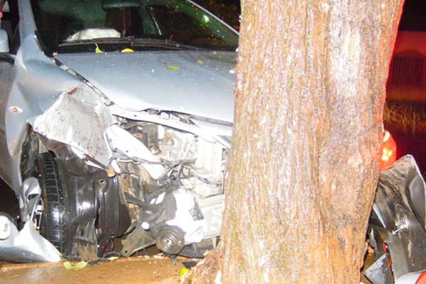 Motorista fica ferido ao perder o controle da direção e bater em árvore na rua Ouro Preto