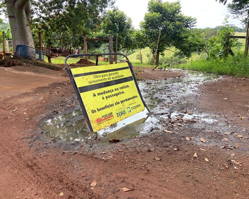 Morador denuncia esgoto que corre a céu aberto há cerca de quatro meses, em Patos de Minas