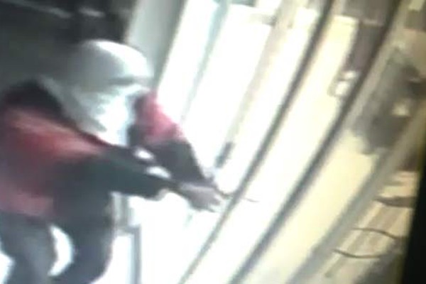 Vídeo flagra ladrão espancado por vítimas invadindo outra residência momentos antes