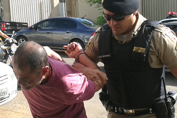Homem agride pedestre por achar que ele é homossexual e acaba preso pela Polícia Militar