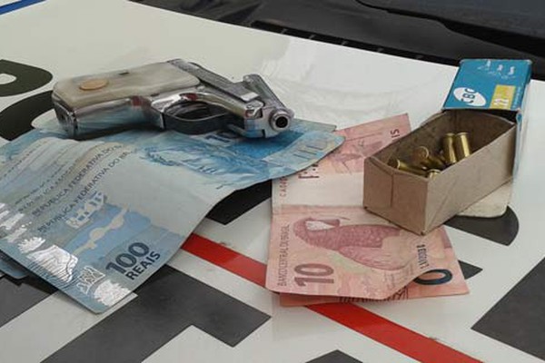 Operação Saturação da Polícia Militar prende suspeitos de assalto e apreende arma e dinheiro