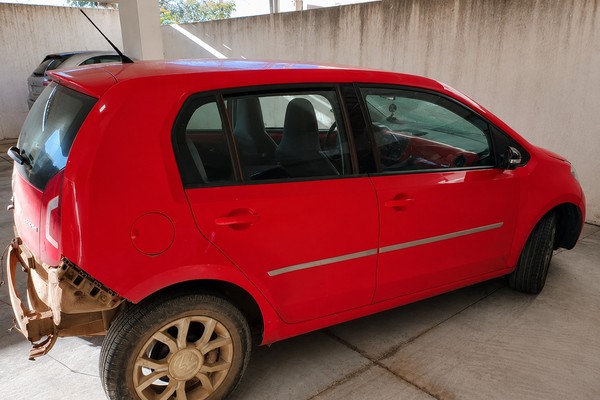 Motorista embriagado foge após bater em motoneta, atinge árvore e acaba preso em condomínio