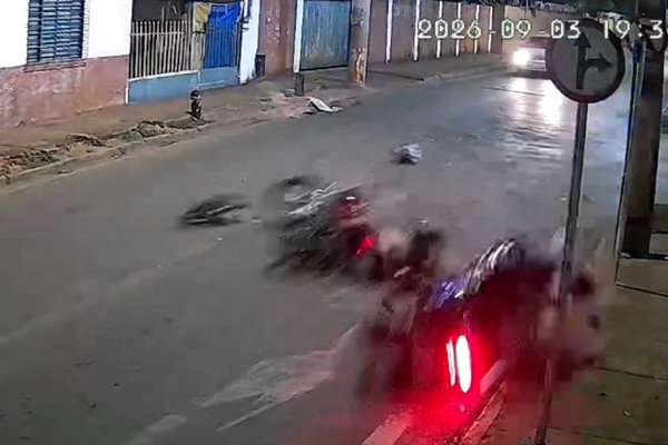 Motociclista fica ferido após ser atingido em cheio por outra moto em Patos de Minas; veja vídeo