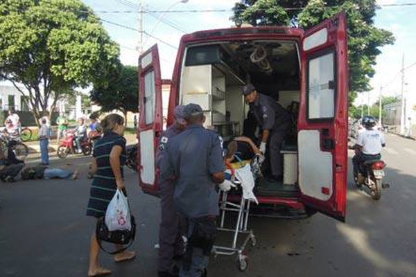 Motorista tenta conversão, atinge mototaxista e deixa duas vítimas na Av. Paranaíba