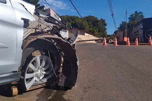 Motorista perde controle de veículo, bate e derruba poste interditando toda a via em Patos de Minas