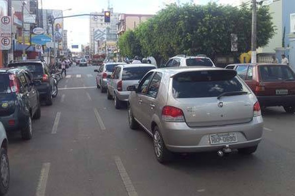 Diretoria de trânsito reforça a sinalização e instala novos semáforos na cidade