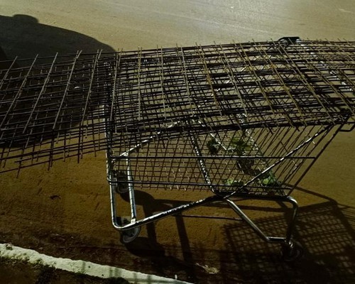 Homem furta carrinho de supermercado para carregar outros objetos furtados e acaba preso