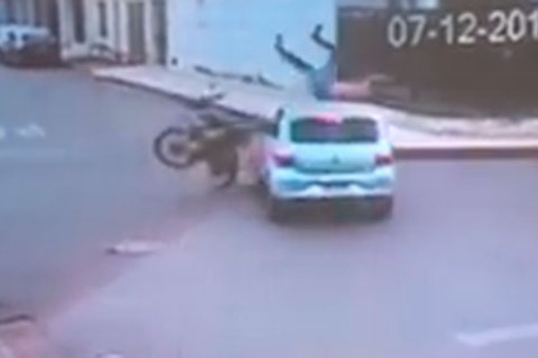 Imagens impressionantes mostram condutor inabilitado avançando parada e deixando motociclista ferido