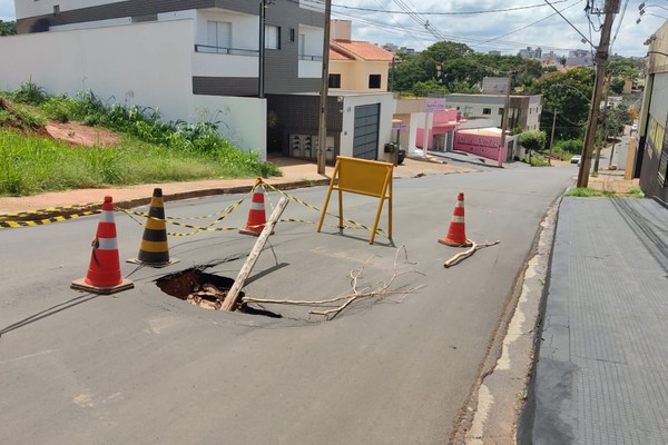 Buraco em rua recém pavimentada causa transtorno no trânsito em Patos de Minas
