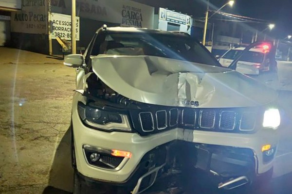 Condutora bate SUV em portão de oficina e sofre fraturas no tornozelo em Patos de Minas