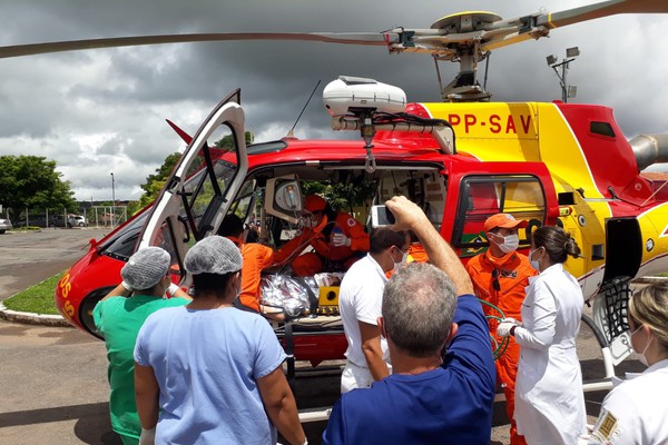 Dentista de 25 anos, ferida em acidente, é transferida de helicóptero para Patos de Minas