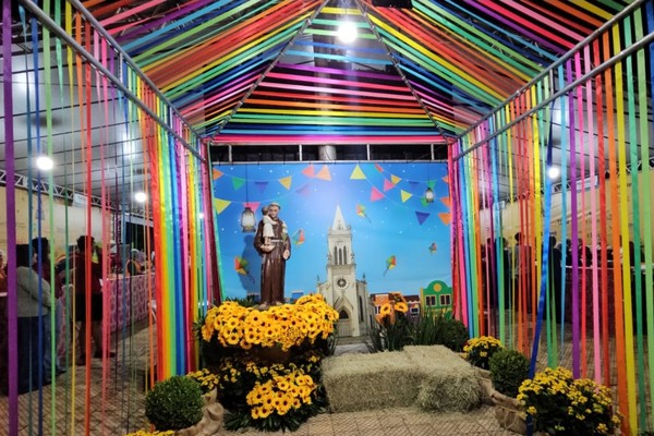 Festa de Santo Antônio começa com praça lotada e um cardápio cheio comidas típicas deliciosas