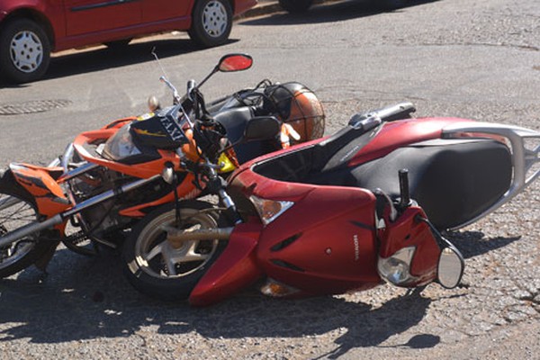 Motociclista tem que ser levada para a UPA após acidente com mototaxista em Patos de Minas 