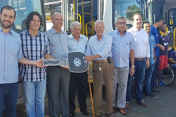Autopatos Caminhões entrega 11 novos ônibus para o transporte coletivo de Patos de Minas
